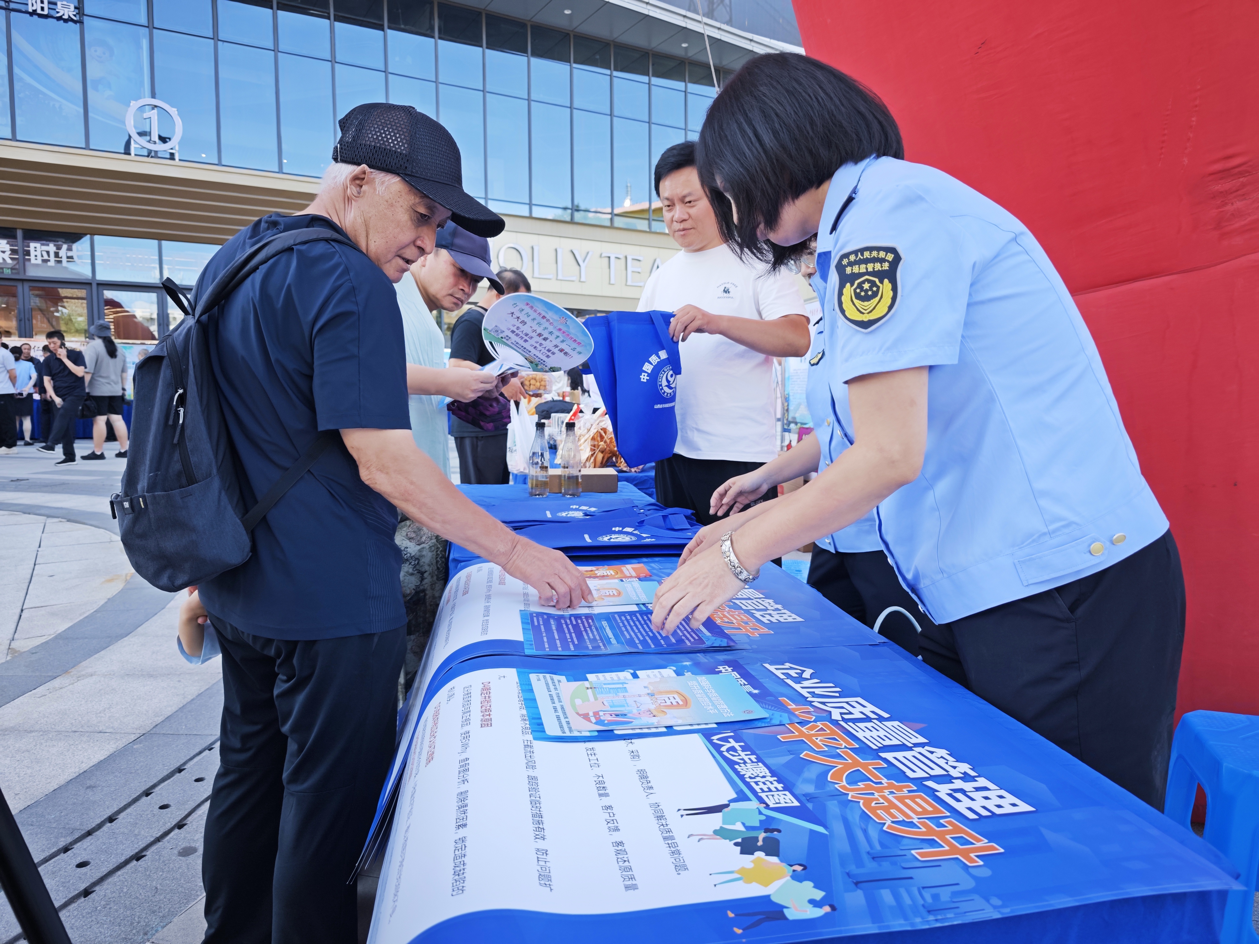 市场监管部门工作人员向市民发放宣传资料。(1579373)-20260901053100.jpg