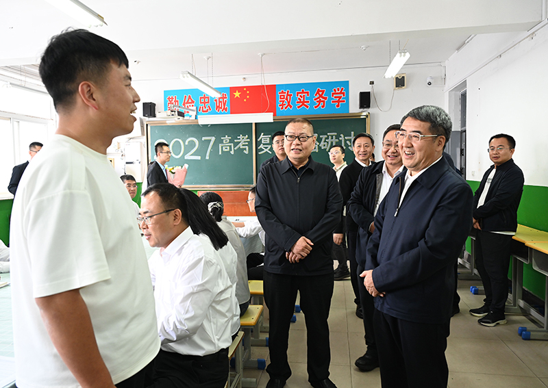 800图为市委副书记、代市长张利锋走进平定一中(1590680)-20260910004300_看图王.jpg